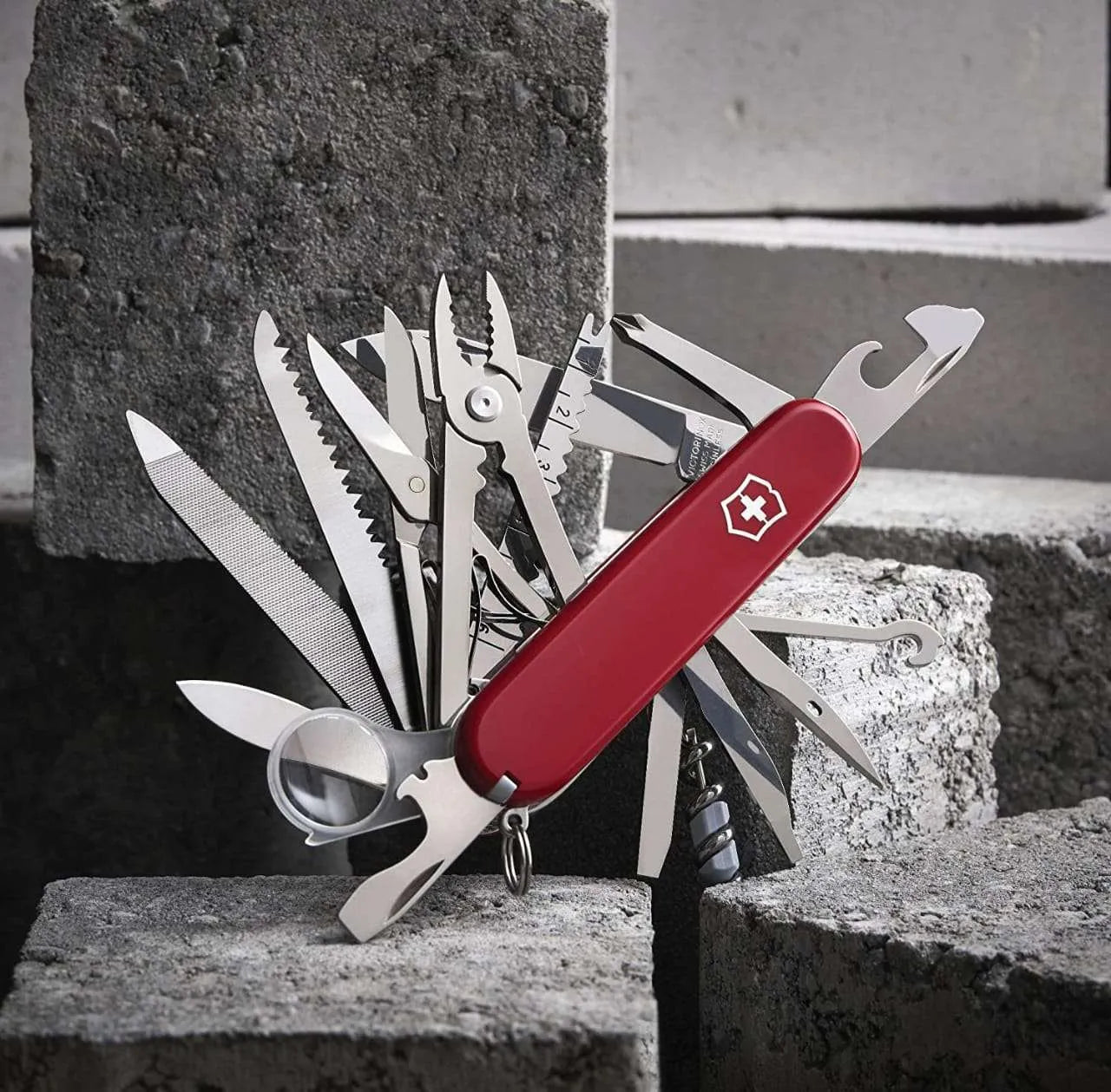 Victorinox Swiss Army Knife – Swiss Champ – 33 Functions, DO-IT-YOURSELF Champion, Multitool and Survival Gadget – Red, 91 mm